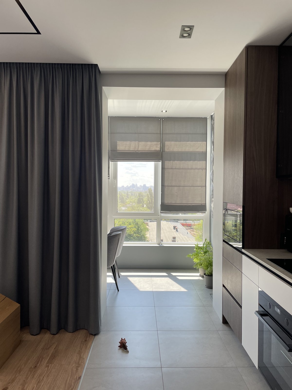 Kitchen with curtain and roman blind combination